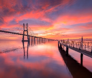 Rzeka Tag, Portugalia, Most Vasco da Gama, Lizbona, Zachód słońca