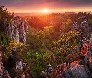 Góry, Drzewa, Skały, Zachód słońca