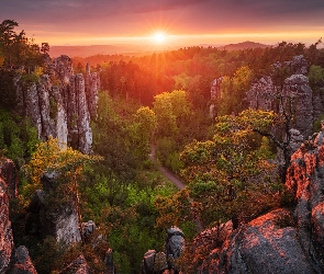 Skały, Góry, Drzewa, Zachód słońca