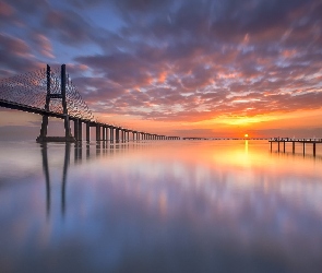 Rzeka Tag, Wschód słońca, Portugalia, Most Vasco da Gama, Lizbona, Chmury