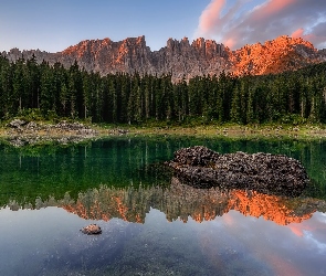 Góry, Las, Lago di Carezza, Jezioro, Włochy, Chmury, Drzewa, Południowy Tyrol, Dolomity