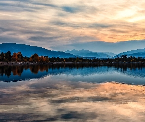 Wschód słońca, Kolorado, Chmury, Stany Zjednoczone, Odbicie, Drzewa, Jezioro, Dillon Lake, Góry