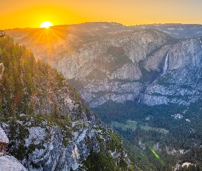 Promienie słońca, Wodospad, Sierra Nevada, Góry, Stany Zjednoczone, Park Narodowy Yosemite, Yosemite Falls, Kalifornia, Dolina
