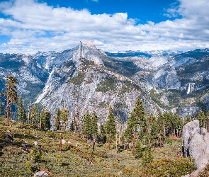Stany Zjednoczone, Drzewa, Szczyt Half Dome, Dolina, Punkt widokowy Glacier Point, Yosemite Valley, Widok, Sierra Nevada, Kalifornia, Sosny, Park Narodowy Yosemite, Góry