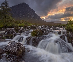 Góra, Region Highland, Drzewo, Szkocja, Chmury, Kamienie, Szczyt Buachaille Etive Mor, Rzeka, River Coupall