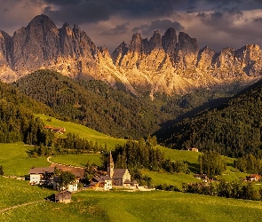 Góry, Kościół, Chmury, Dolomity, Dolina Val di Funes, Włochy, Domy, Drzewa, Masyw Odle, Lasy, Wieś Santa Maddalena
