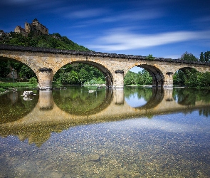 Zamek, Rzeka Dordogne, Most, Francja, Drzewa, Chateau Castelnaud la Chapelle, Perigord, Wzgórze