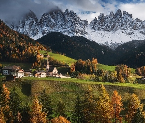 Dolomity, Domy, Góry, Kościół, Dolina Val di Funes, Wieś Santa Maddalena, Włochy, Chmury