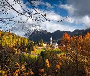 Dolina Val di Funes, Drzewa, Góry, Domy, Jesień, Włochy, Dolomity, Chmury, Chmury, Wieś Santa Maddalena, Kościół