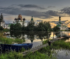 Rosja, Jezioro Michajłowskie, Drzewa, Łódka, Wschód słońca, Trawa, Antoniewo-Sijski Monaster Trójcy Świętej, Cerkiew, Obwód archangielski, Pomost