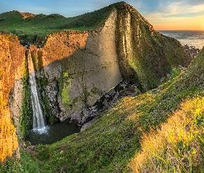 Spekes Mill Mouth Waterfall, Wodospad, Wschód słońca, Hrabstwo Devon, Góry, Anglia, Wybrzeże Hartland, Roślinność, Wąwóz, Skały, Morze