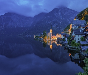 Austria, Noc, Góry, Jezioro Hallstattersee, Chmury, Domy, Hallstatt, Kościół, Oświetlone