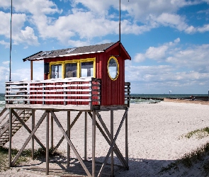 Wieża ratownicza, Chmury, Piasek, Morze, Plaża