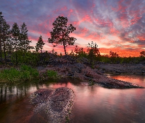 Jezioro Ładoga, Karelia, Chmury, Rosja, Zachód słońca, Niebo, Drzewa, Skały, Kolorowe