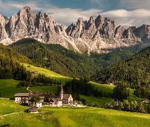 Drzewa, Lasy, Góry, Dolina, Domy, Włochy, Dolomity, Chmury, Val di Funes, Wieś, Santa Maddalena