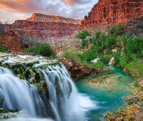 Rzeka Havasu Creek, Kanion, Havasu Falls, Wodospad, Stany Zjednoczone, Skały, Drzewa, Arizona, Park Narodowy Wielkiego Kanionu