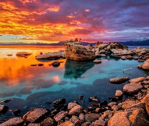 Jezioro, Zachód słońca, Niebo, Stany Zjednoczone, Chmury, Góry, Lake Tahoe, Kamienie, Głazy