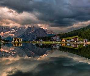 Chmury, Drzewa, Domy, Odbicie, Dolomity, Góry, Jezioro Misurina, Grand Hotel Misurina, Włochy, Las