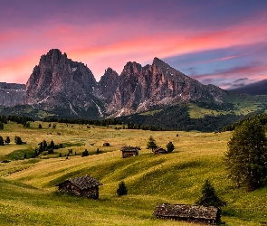 Sassolungo, Domy, Dolina, Drzewa, Płaskowyż, Góry, Włochy, Dolomity, Val Gardena, Chmury, Zachód słońca, Drewniane, Seiser Alm