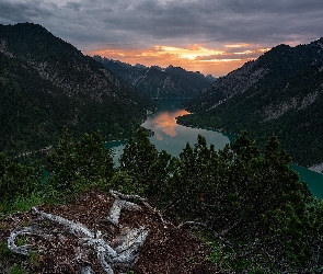Chmury, Zachód słońca, Jezioro, Góry, Las, Drzewa