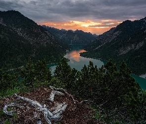 Góry, Jezioro, Chmury, Drzewa, Zachód słońca, Las