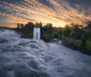 Wodospad Hensfossen, Norwegia, Honefoss, Drzewa, Zachód słońca