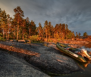 Łódka, Jezioro Ładoga, Rosja, Drzewa, Skały, Karelia, Las