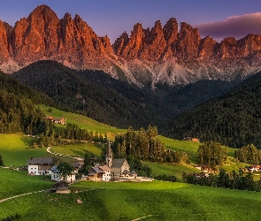 Włochy, Lasy, Drzewa, Wieś, Dolomity, Santa Maddalena, Góry, Val di Funes, Chmury, Domy, Kościół, Dolina