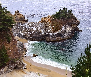 Morze, Kalifornia, Zatoka McWay Cove, Stany Zjednoczone, Park stanowy Julii Pfeiffer Burns, Sosny, Skały, Plaża, Drzewa