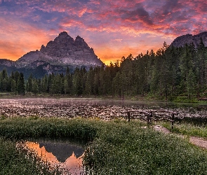 Dolomity, Masyw, Góry, Mostek, Prowincja Belluno, Chmury, Drzewa, Jezioro, Tre Cime di Lavaredo, Mgła, Antorno Lake, Las, Włochy, Zachód słońca