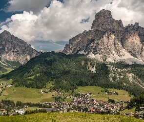 Włochy, Dolomity, Dolina, Góra Sassongher, Góry, Drzewa, Corvara, Domy, Prowincja Bolzano, Lasy