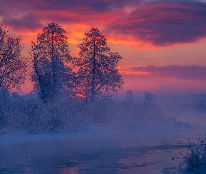 Rzeka Gwda, Zima, Polska, Śnieg, Drzewa, Zachód słońca, Mgła