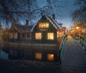 Drzewa, Skansen, Domy, Latarnie, Zaanse Schans, Holandia, Kanał, Zaandam, Światła, Mostek, Noc