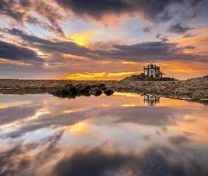 Kapliczka, Capela do Senhor da Pedra, Miramar, Portugalia, Chmury, Skały, Morze, Zachód słońca, Kościół