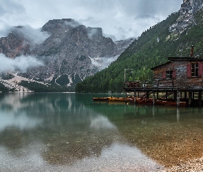 Włochy, Łódki, Dolomity, Domek, Południowy Tyrol, Pragser Wildsee, Drzewa, Góry, Lago di Braies, Jezioro, Drewniany, Chmury, Lasy