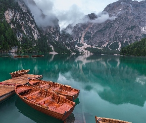 Jezioro Pragser Wildsee, Dolomity, Włochy, Góry, Łódki, Lago di Braies, Chmury, Pomost