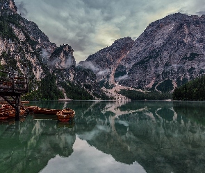 Pragser Wildsee, Góry, Jezioro, Włochy, Chmury, Pomost, Dolomity, Łódki, Lago di Braies