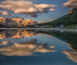 Grand Hotel Misurina, Hotel, Włochy, Dolomity, Jezioro, Góry, Domy, Region Cadore, Chmury, Cortina dAmpezzo, Misurina Lake