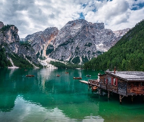 Południowy Tyrol, Łódki, Chmury, Włochy, Jezioro, Drzewa, Góry, Pragser Wildsee, Dolomity, Drewniany, Lasy, Domek