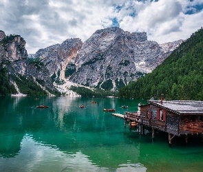 Chmury, Dolomity, Góry, Jezioro, Południowy Tyrol, Pragser Wildsee, Włochy, Lasy, Łódki, Drewniany, Domek, Drzewa