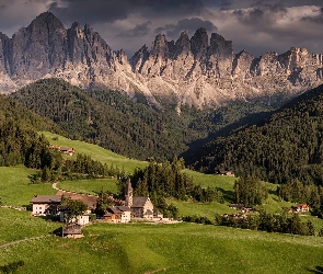 Lasy, Drzewa, Włochy, Dolomity, Wieś Santa Maddalena, Góry, Val di Funes, Chmury, Domy, Kościół, Dolina