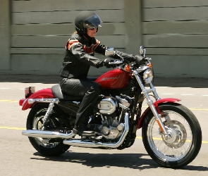 Motocyklistka, Harley Davidson XL883