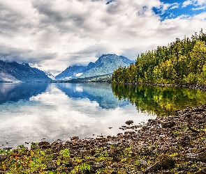 Lake McDonald, Chmury, Jezioro, Park Narodowy Glacier, Stany Zjednoczone, Kamienie, Drzewa, Stan Montana, Góry