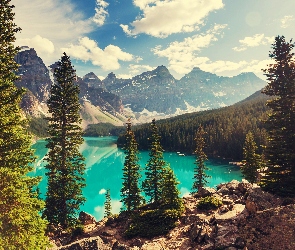Kanada, Jezioro, Lasy, Moraine Lake, Park Narodowy Banff, Kamienie, Chmury, Góry, Alberta, Drzewa