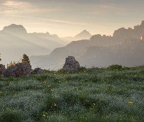 Góry, Zamglone, Włochy, Łąka, Skały, Wschód słońca, Dolomity