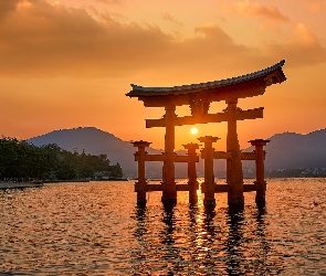 Morze, Zachód słońca, Wyspa Itsukushima, Japonia, Góry, Chram, Brama torii, Świątynia Itsukushima, Drzewa