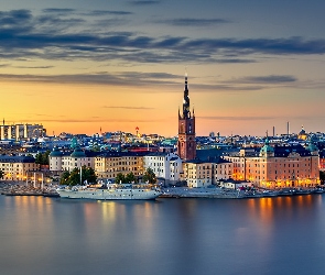 Szwecja, Niebo, Domy, Chmury, Zachód słońca, Statek, Sztokholm, Wyspa Riddarholmen, Zatoka Riddarfjarden