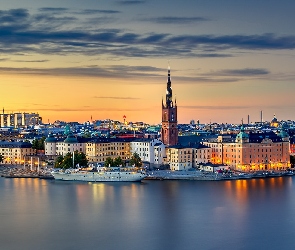 Wyspa Riddarholmen, Statek, Sztokholm, Szwecja, Chmury, Zachód słońca, Domy, Niebo, Zatoka Riddarfjarden