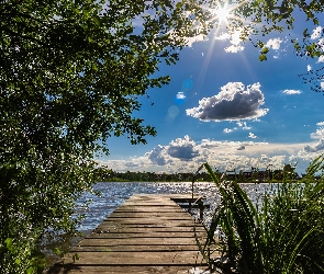 Jezioro, Pomost, Promienie słońca, Szuwary, Chmury, Drzewo