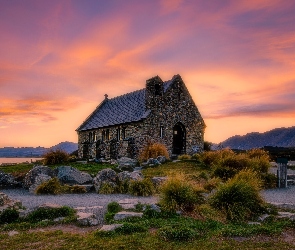 Kościół Dobrego Pasterza, Jezioro Tekapo, Nowa Zelandia, Kępy, Trawa, Wyspa Południowa, Church of the Good Shepherd